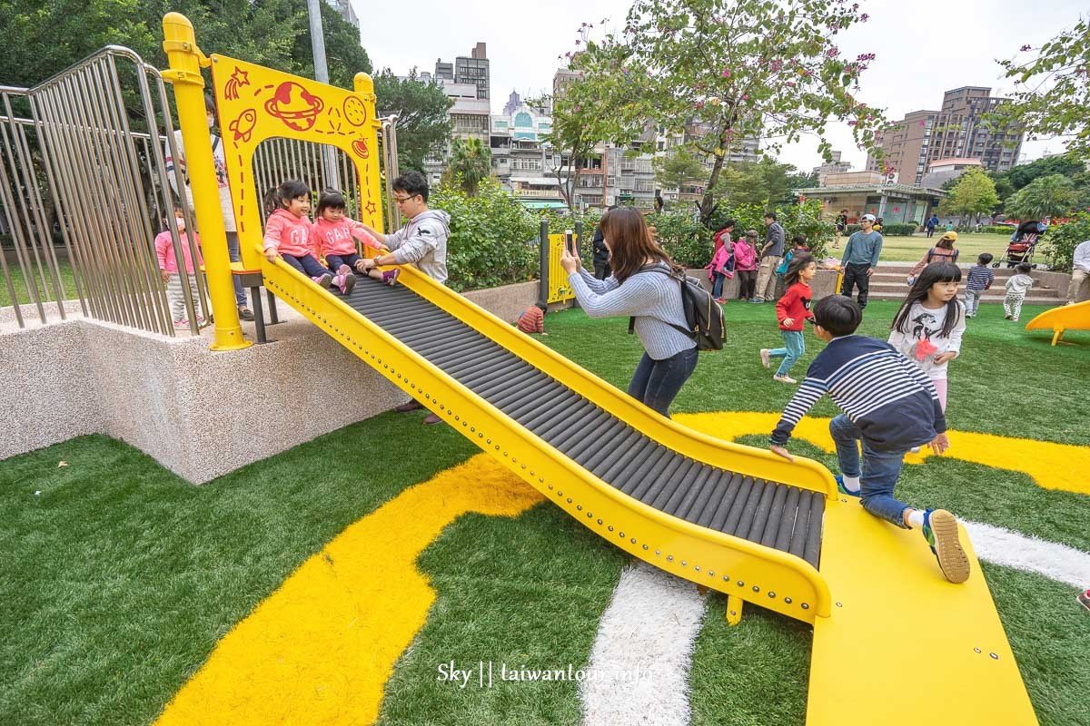 最新親子公園「小小兵色系」好吸睛！必玩水管溜滑梯+齒輪蹺蹺板