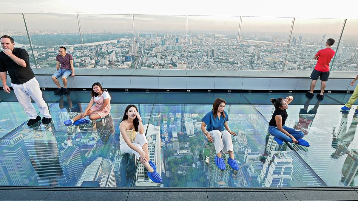 趴著看更刺激！泰國78樓「玻璃透明步道」　小編帶你直擊千萬夜景