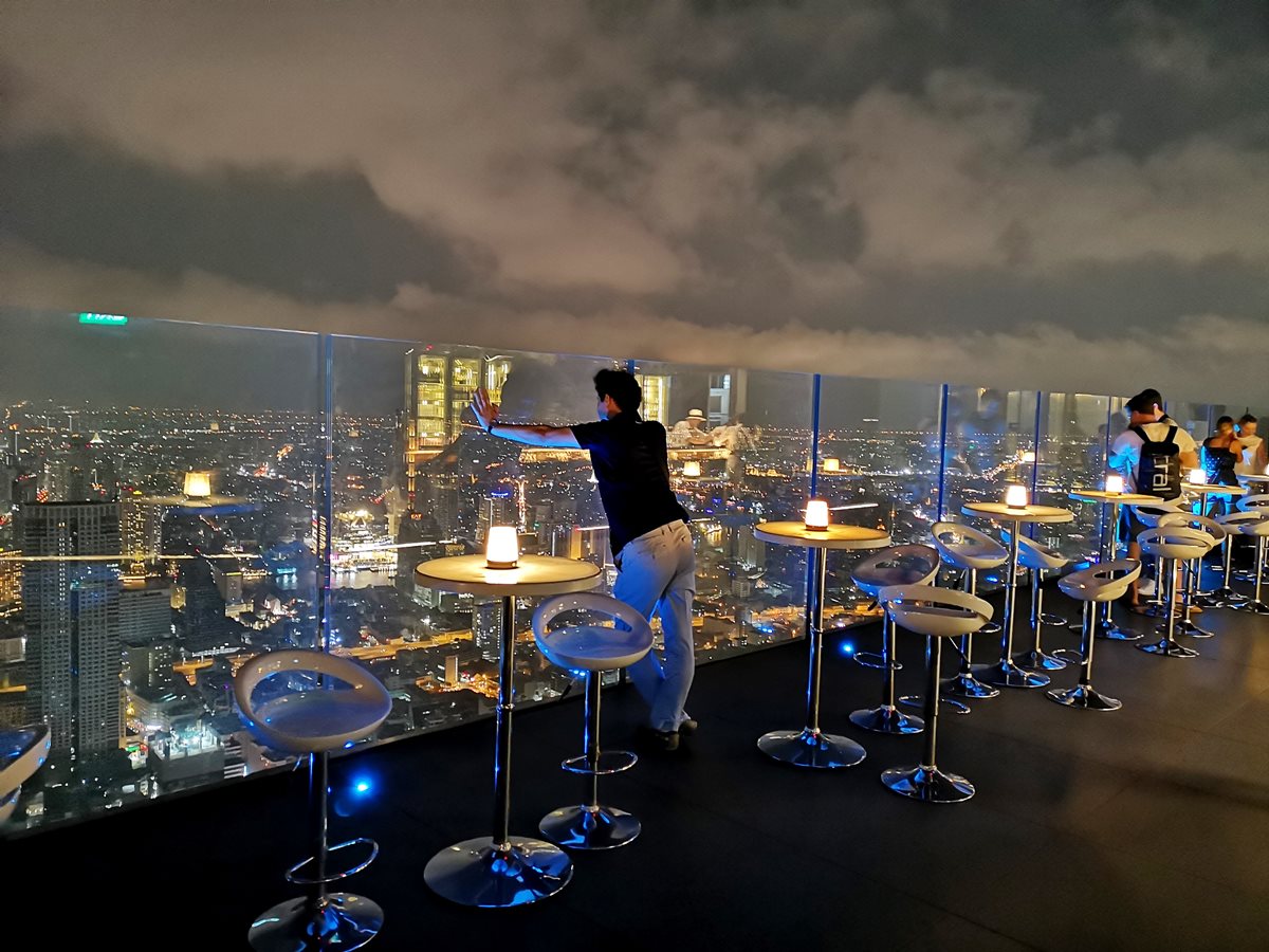 趴著看更刺激！泰國78樓「玻璃透明步道」　小編帶你直擊千萬夜景