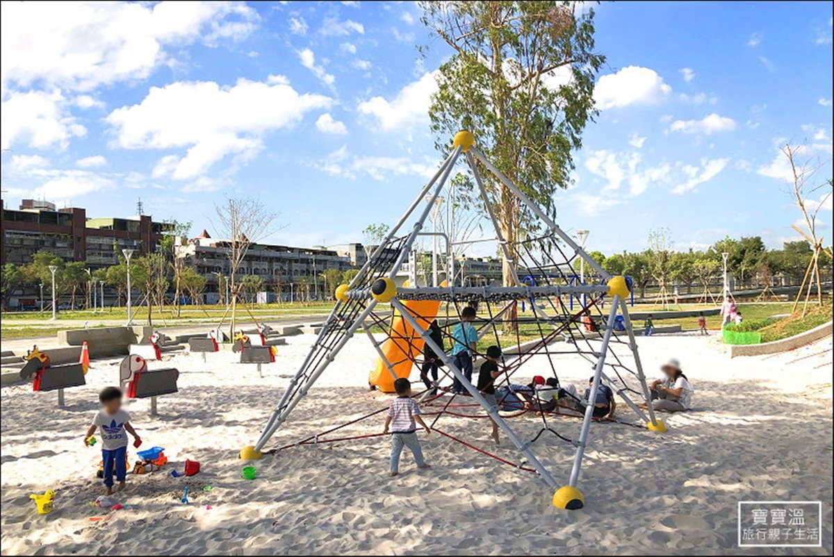 小孩玩瘋了！遊戲場就蓋在沙坑上　高雄最新公園成玩沙天堂