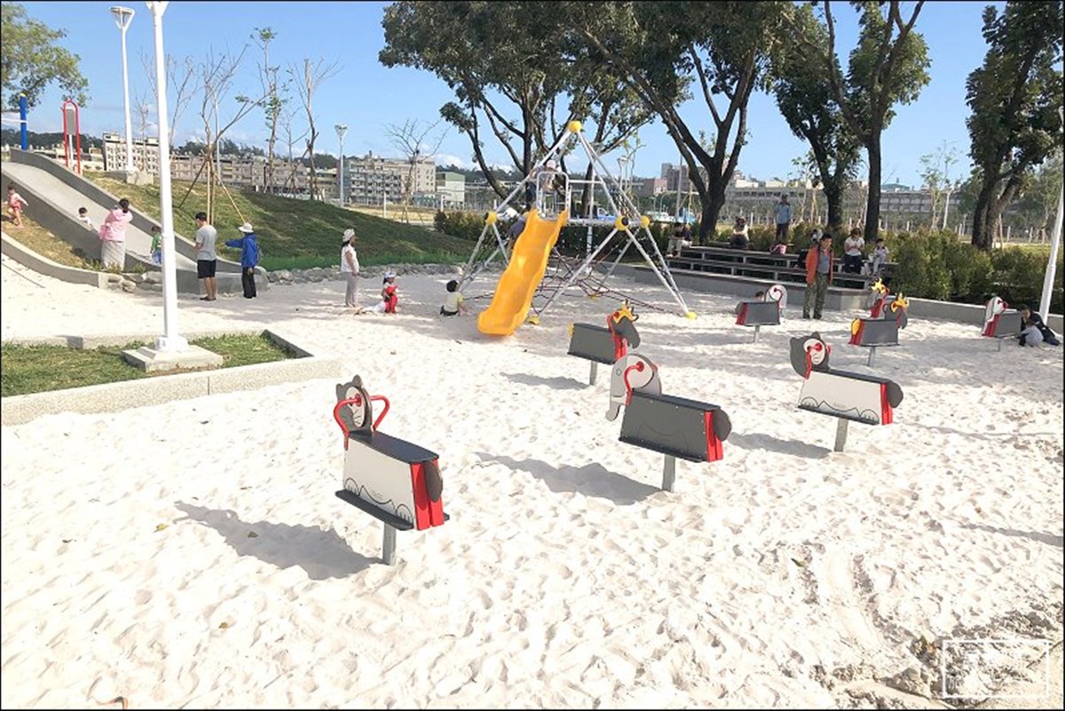小孩玩瘋了！遊戲場就蓋在沙坑上　高雄最新公園成玩沙天堂
