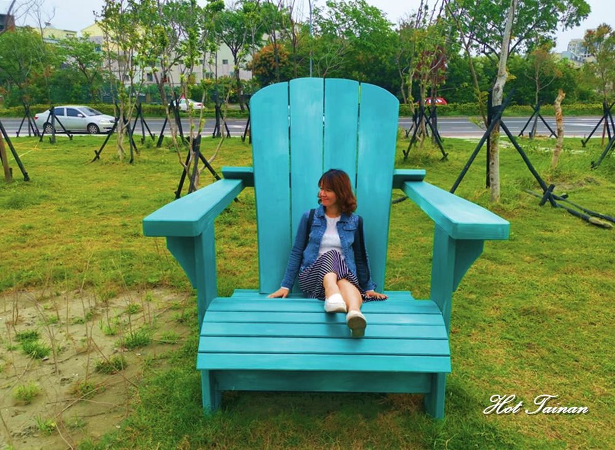 巨人座椅拍出有趣「小人照」！台南新亮點「台江文化中心」4月開幕