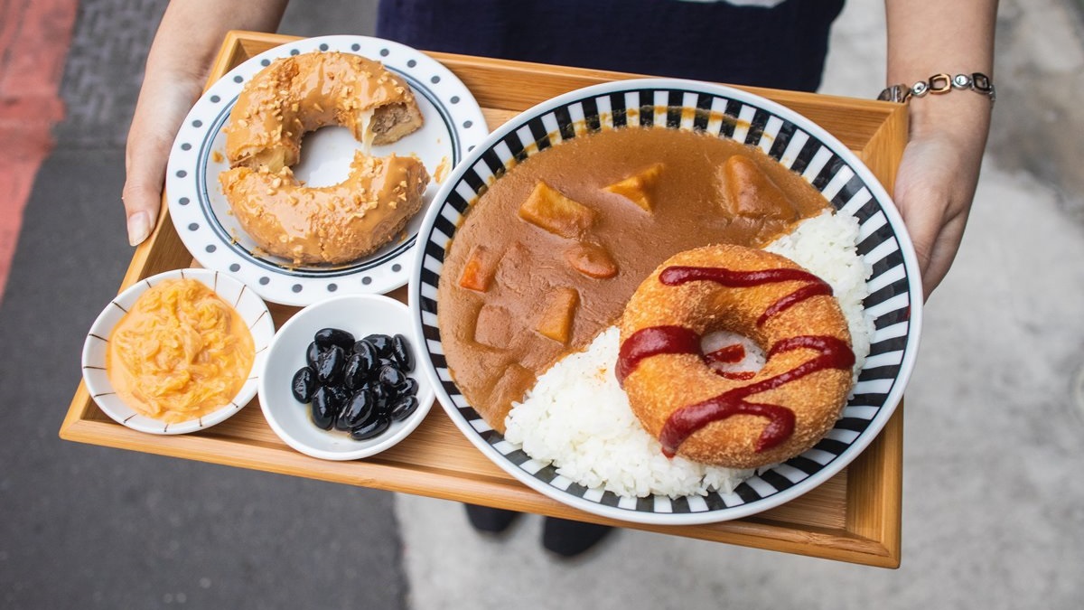 台南有這味！甜甜圈配日式咖哩飯能吃嗎？原來是「臥底的炸雞」