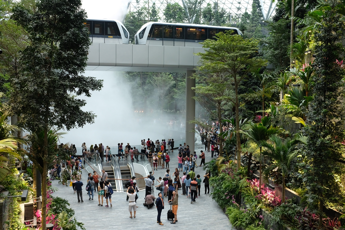 搶先看！新加坡打卡新熱點：40公尺高瀑布燈光秀+奇幻滑梯、鏡子迷宮