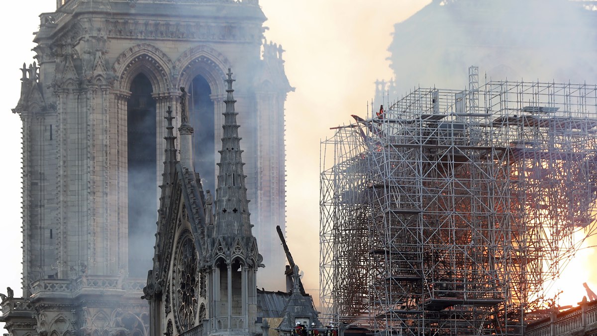 巴黎之心「聖母院」大火！鐘樓怪人尖塔倒塌、玫瑰花窗燒毀