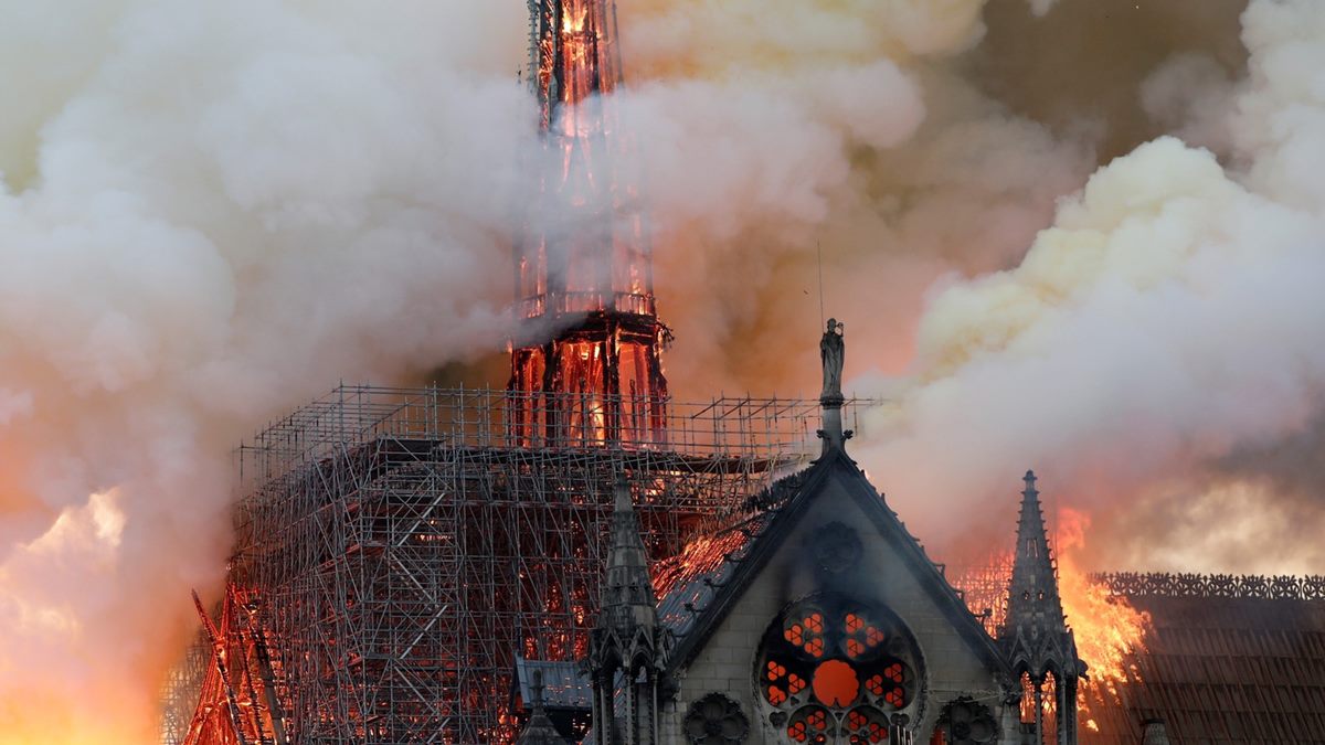 巴黎之心「聖母院」大火！鐘樓怪人尖塔倒塌、玫瑰花窗燒毀