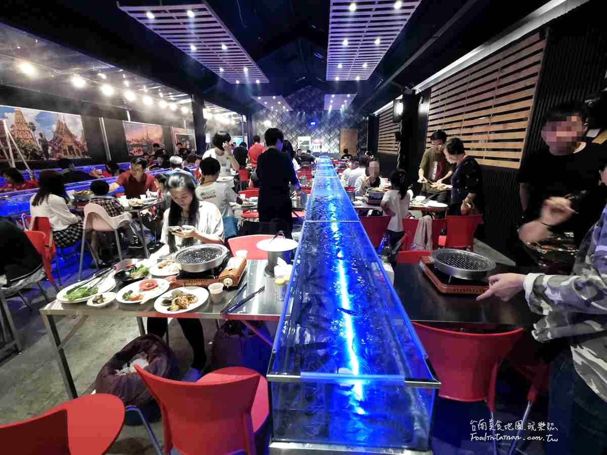 【新開店】水道蝦插旗台南！全台最長55公尺「LED流水蝦」泰式海鮮、熱炒吃到飽