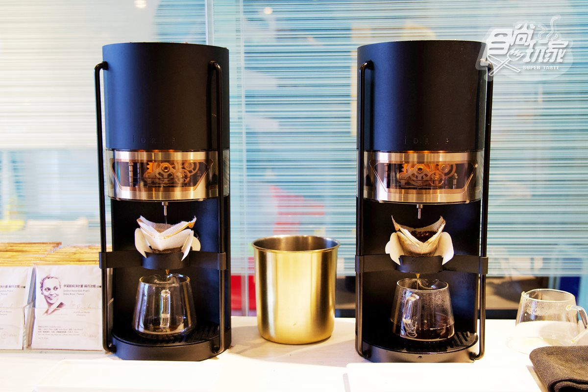 咖啡世界冠軍風味「神還原」！37分鐘募資破百萬，AI手沖咖啡機太神奇