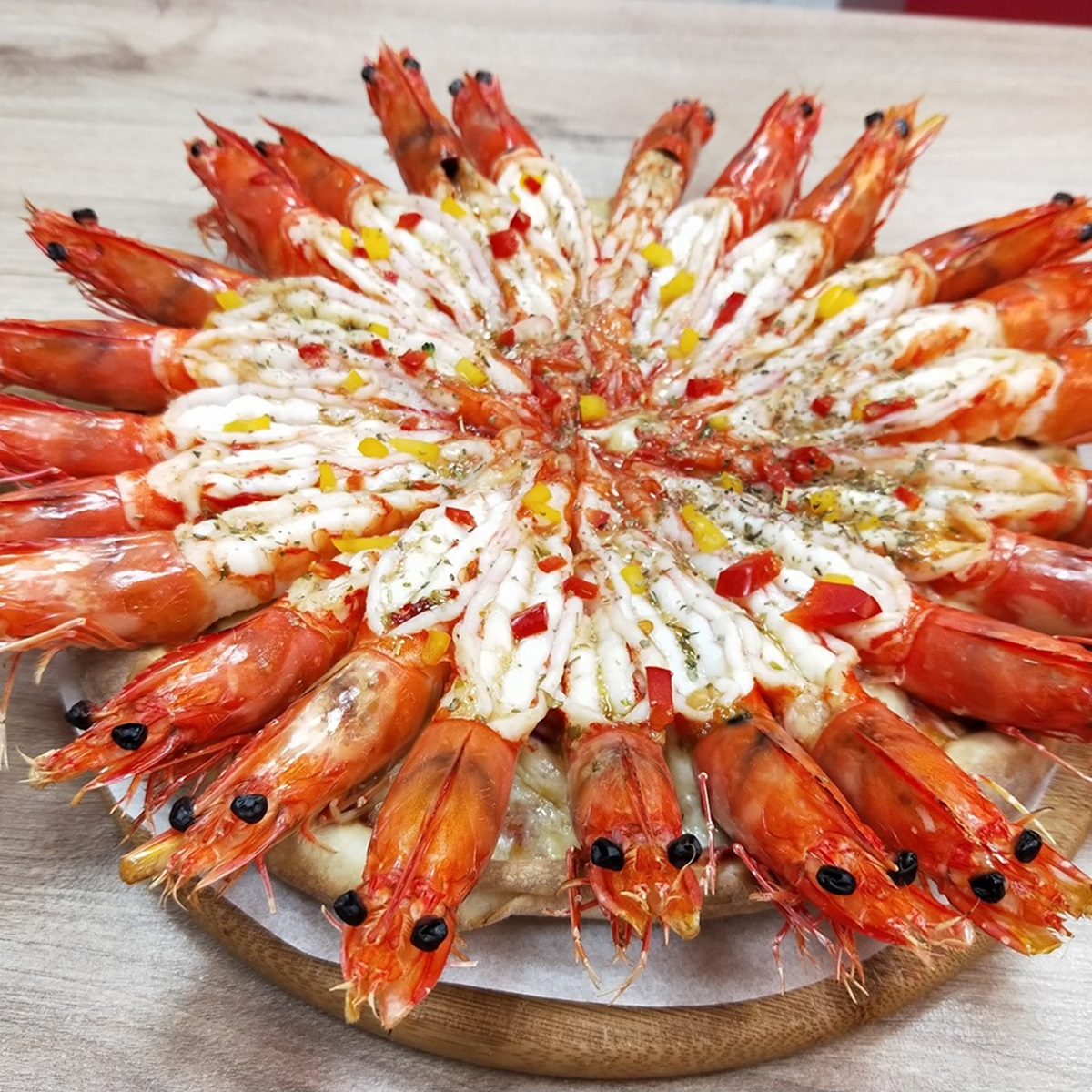 看過蝦子放煙火嗎？超狂24隻大蝦「煙火披薩」有夠蝦趴！