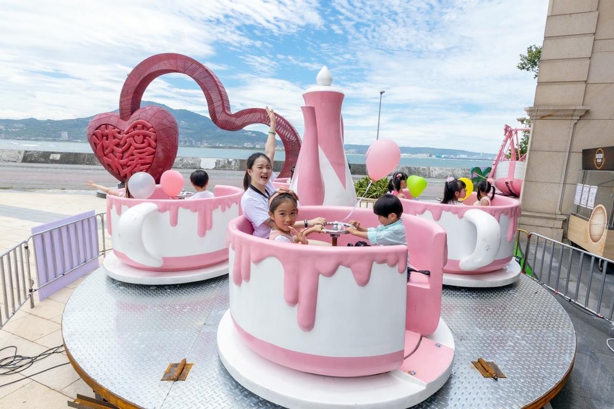穿粉紅免費玩！淡水「粉紅夏日遊樂園」夢幻登場，旋轉木馬、咖啡杯、熱氣球