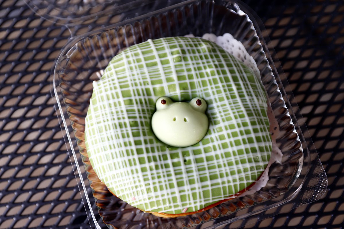 無條件「相機先吃」！台南繽紛夢幻系甜甜圈，可愛青蛙造型捨不得吃了