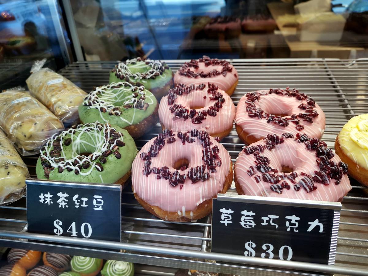 無條件「相機先吃」！台南繽紛夢幻系甜甜圈，可愛青蛙造型捨不得吃了