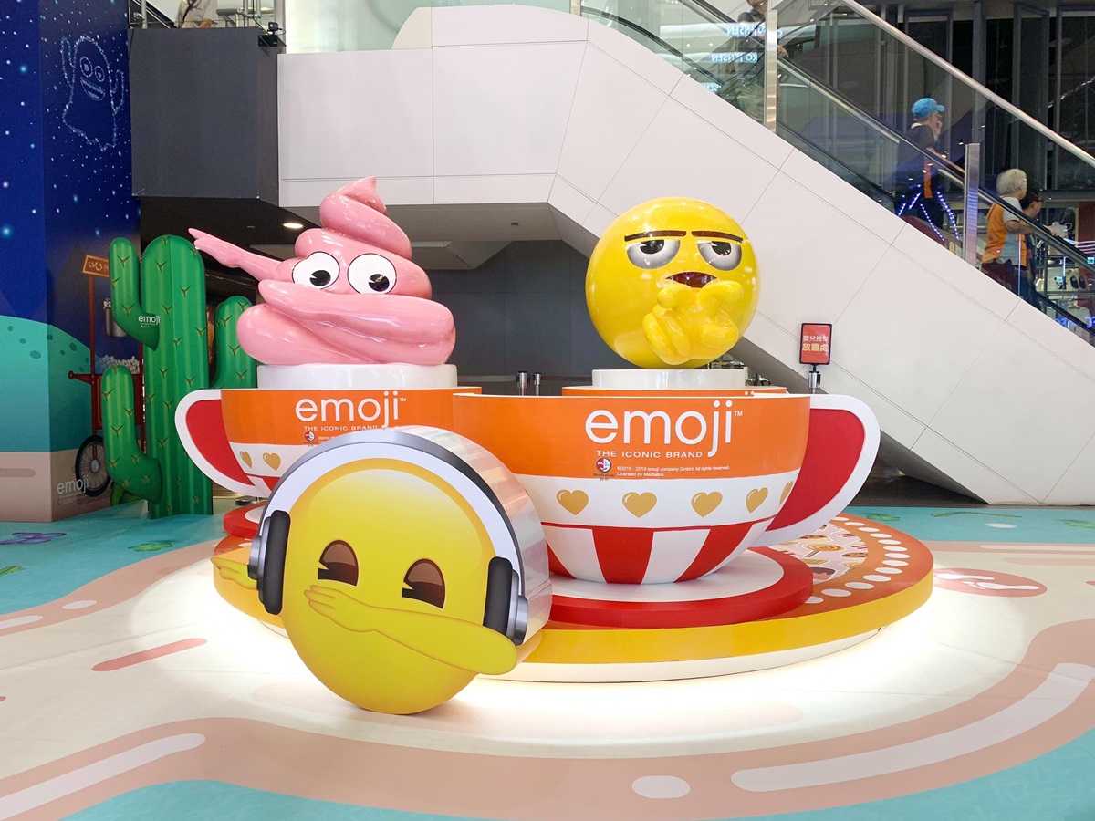 「emoji表情符號」有樂園了！免費玩2層樓雲霄飛車、摩天輪