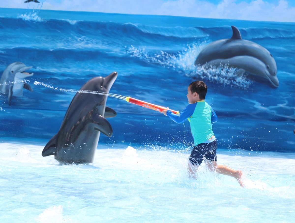 最新設施！遠雄海洋公園最新「海豚3D戲水池」，跟海豚合照