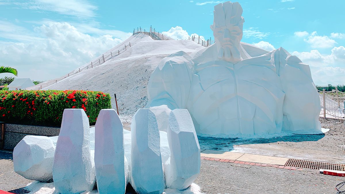 5.5公尺高「鹽巨人」現身七股鹽山， 暑假台南打卡熱點拍「鹽雕」