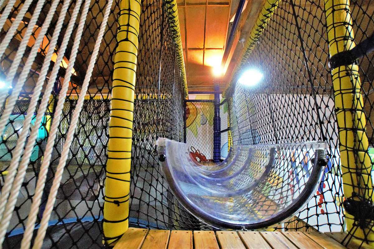 7公尺高透明溜滑梯好嗨！台南全新幼兒玩樂天堂，5歲以下免費
