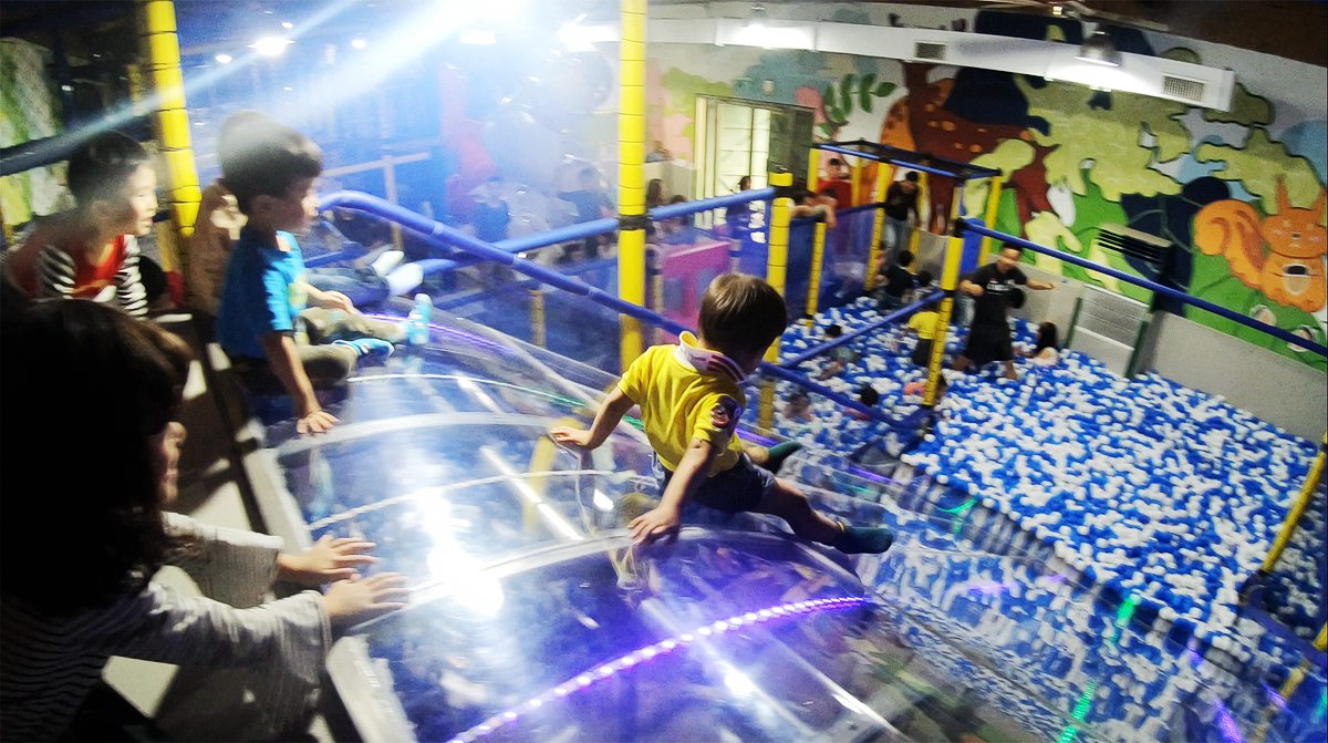7公尺高透明溜滑梯好嗨！台南全新幼兒玩樂天堂，5歲以下免費