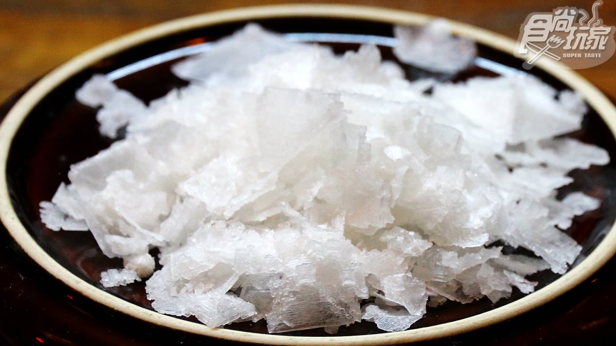 體驗海水炒成鹽「淚流不止」，金字塔型「鹽花」你吃過嗎？