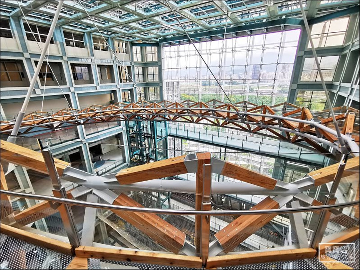台北也有網美「天空步道」！9層樓高超壯觀「造型空橋」免費參觀