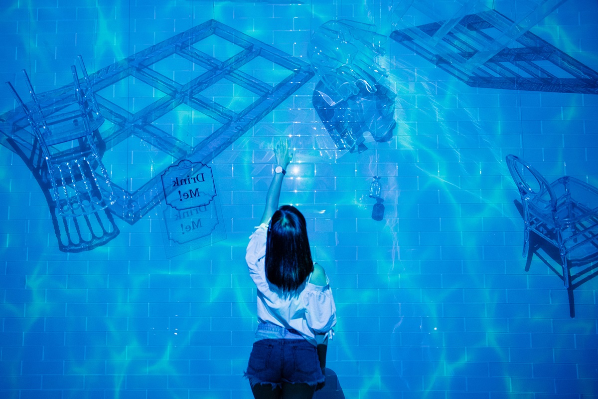 網美拍到手軟！韓國超夯「愛麗絲體驗展」來台，超美眼淚池＋萬花筒鏡屋