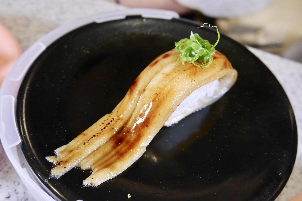 平價迴轉壽司竟吃得到「松露」，30元吃「松露+干貝」壽司