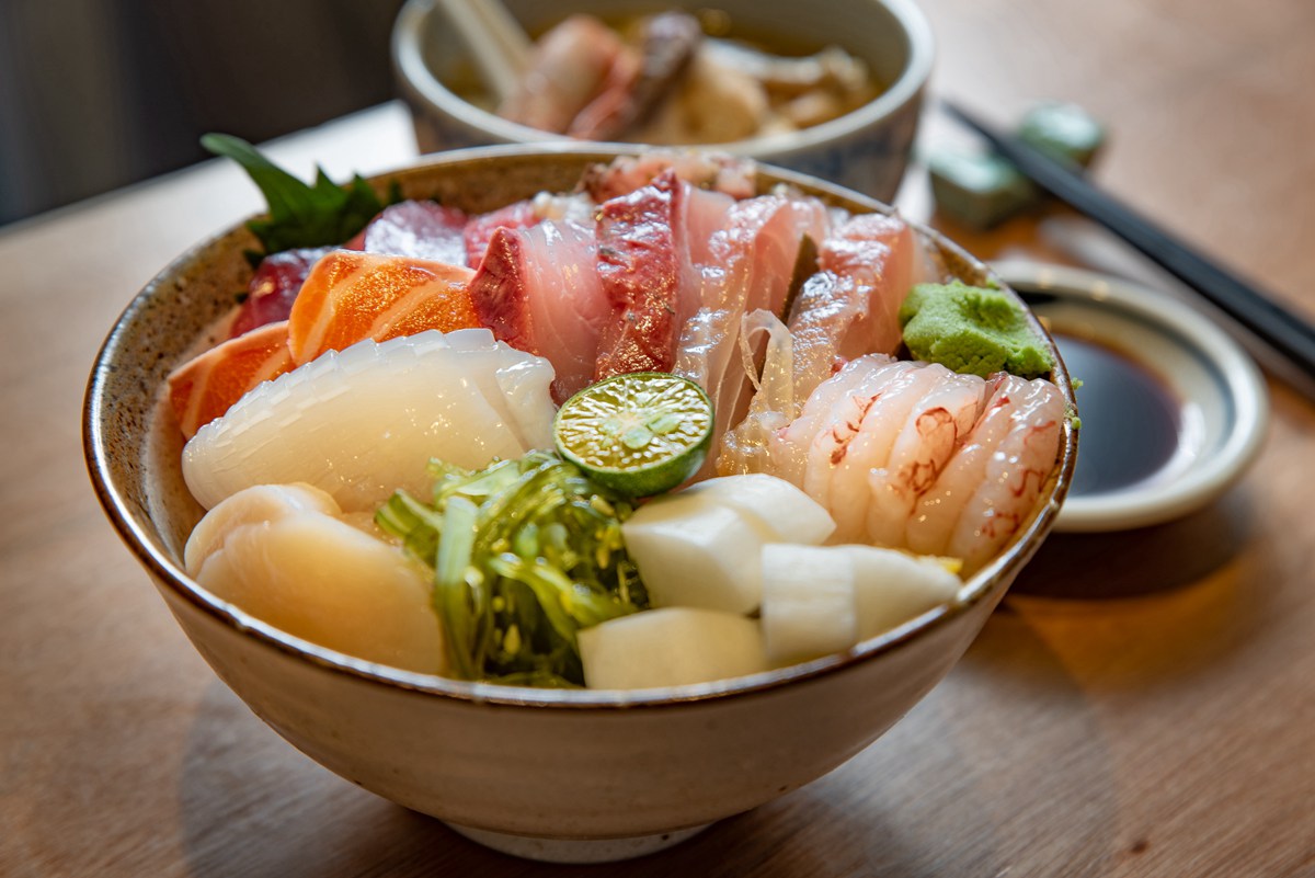 新北三峽市場隱藏版美味，超厚切生魚片海鮮丼400有找，醋飯、味噌湯隨你喝