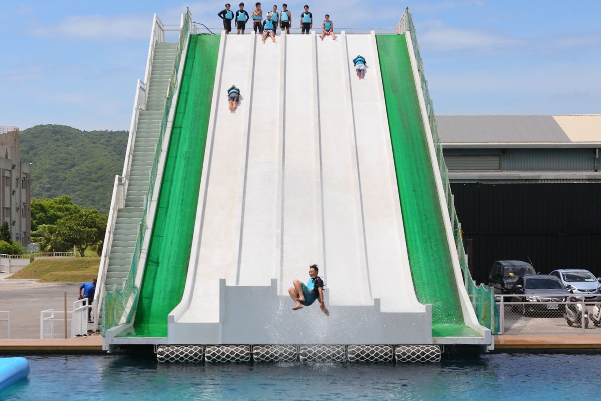 全台最高「滑水道」這裡玩！從11公尺滑下去、「人肉彈跳包」入水|食尚玩家