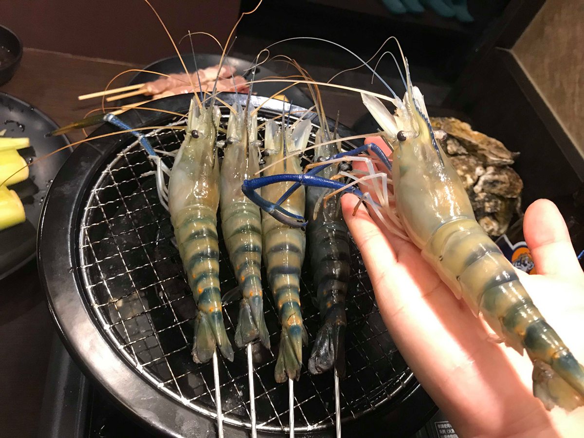 台北市百貨公司裡也有「流水蝦」吃到飽！還有烤鮮蚵+串燒任你吃