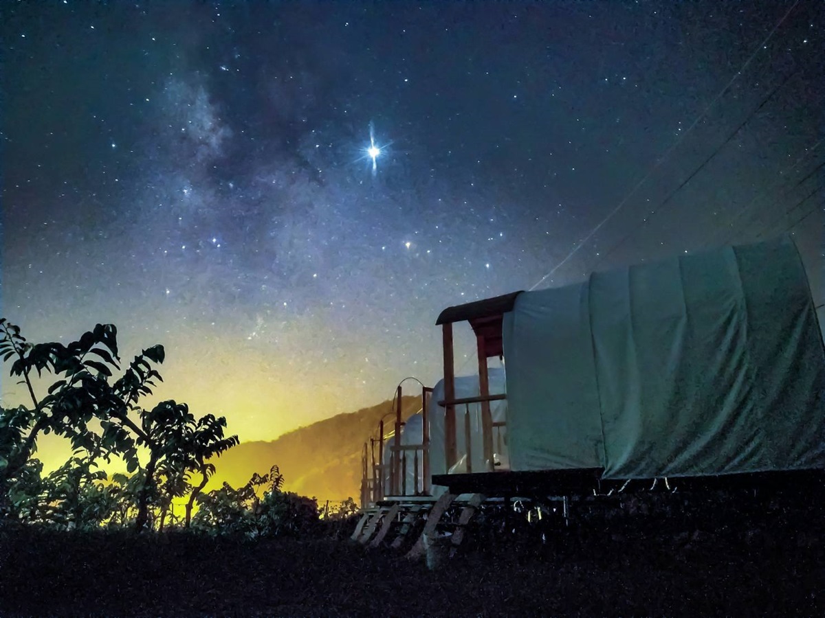 露營也有冷氣吹！台東超美「帳篷車」400元入住看得到滿天星空