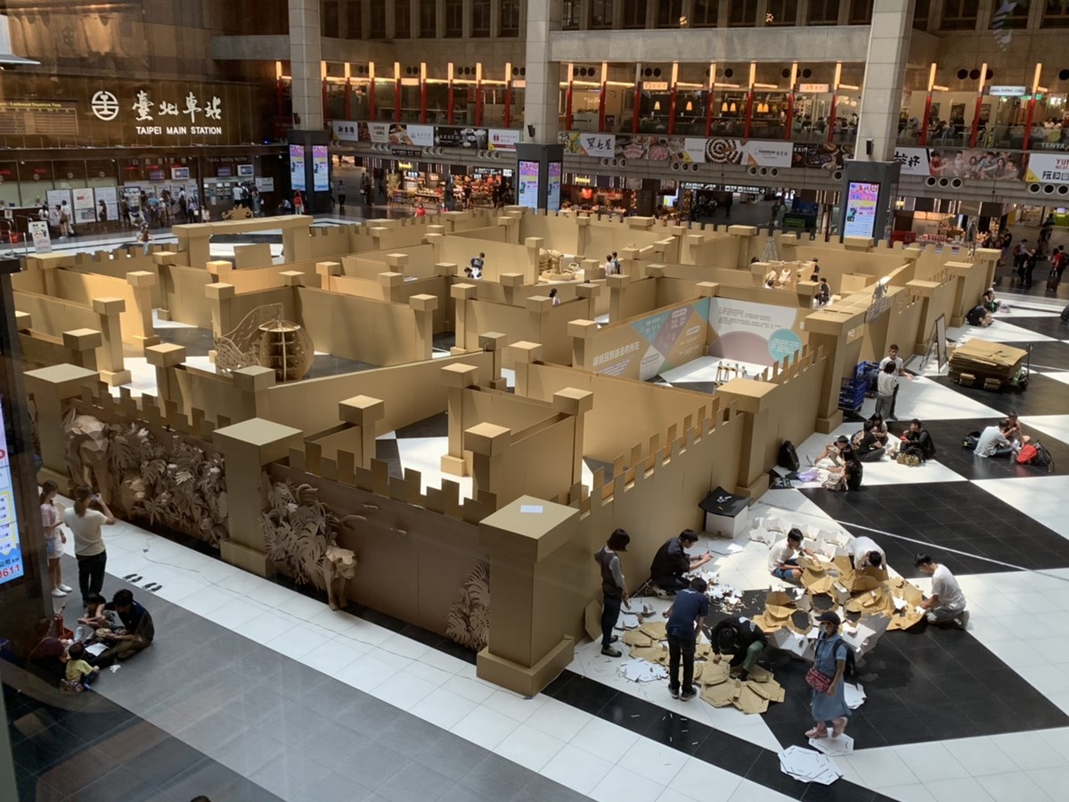 「免費入場」啦！亞洲最大型「紙箱迷宮」，搶拍「22公尺叢林紙牆」