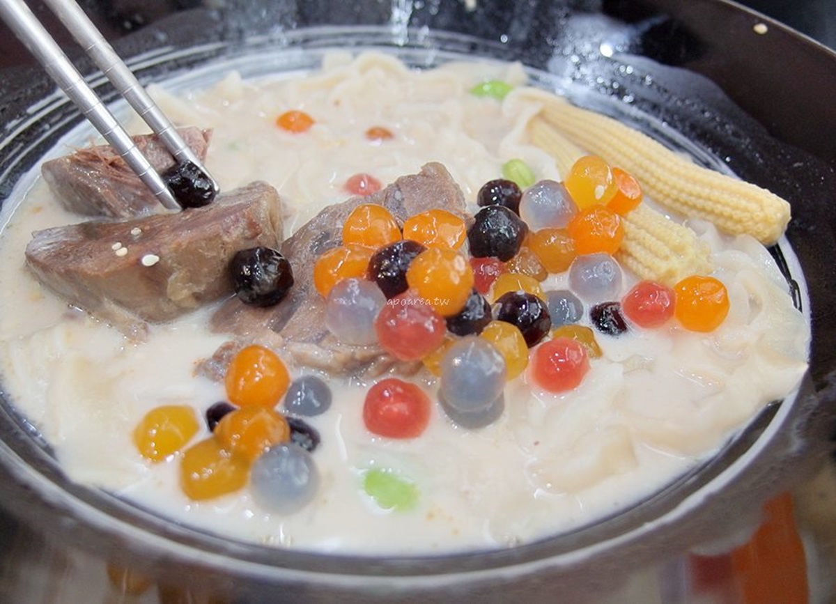 珍珠控吃「麵」啦！超美「彩虹珍珠牛肉麵」湯頭有珍奶熟悉感