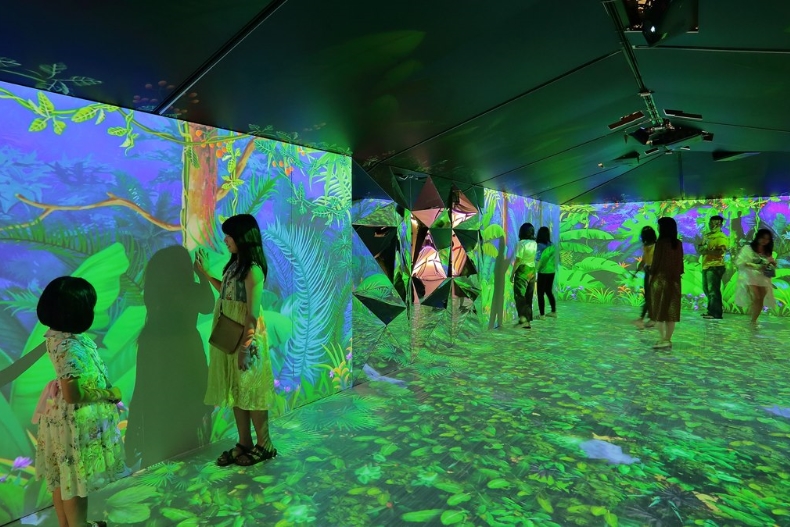 喜歡拍照打卡的必衝！台南30公尺光雕投影，揮手還能和螢火蟲互動