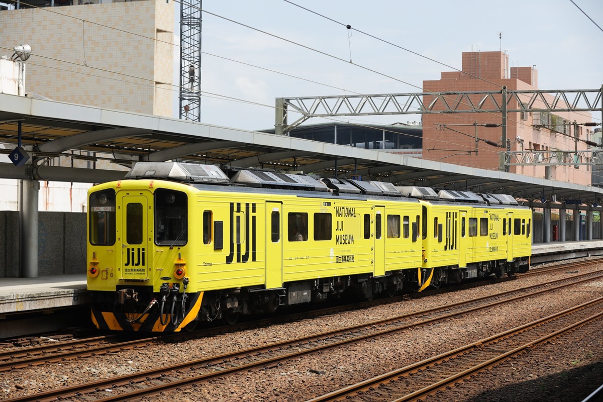 2019網美打卡新景點！「金蕉黃」集集彩繪列車可以搭了，每個場景都有故事