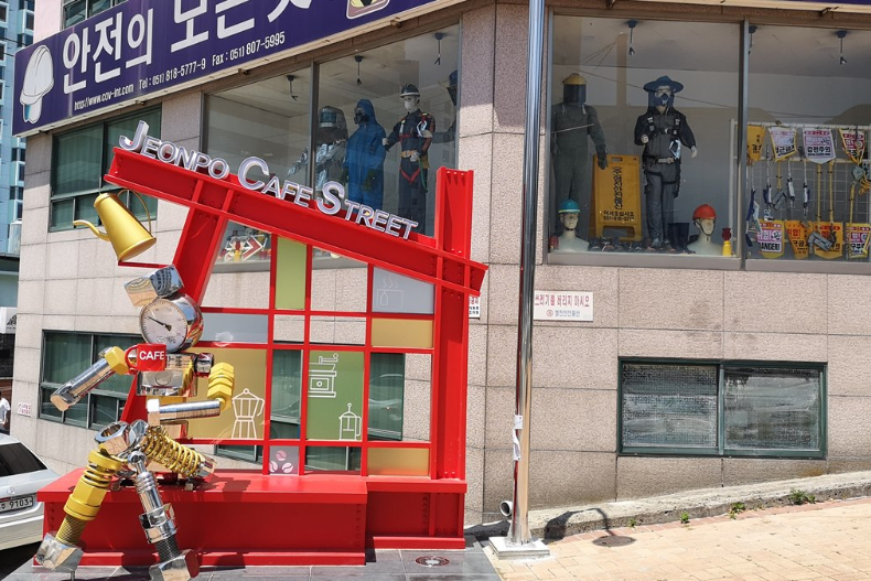 釜山咖啡一條街風格多樣！首堆這家復古老爺車＋極簡工業風咖啡廳