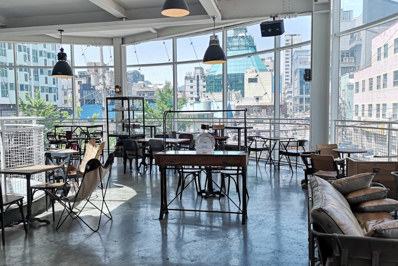 釜山咖啡一條街風格多樣！首堆這家復古老爺車＋極簡工業風咖啡廳