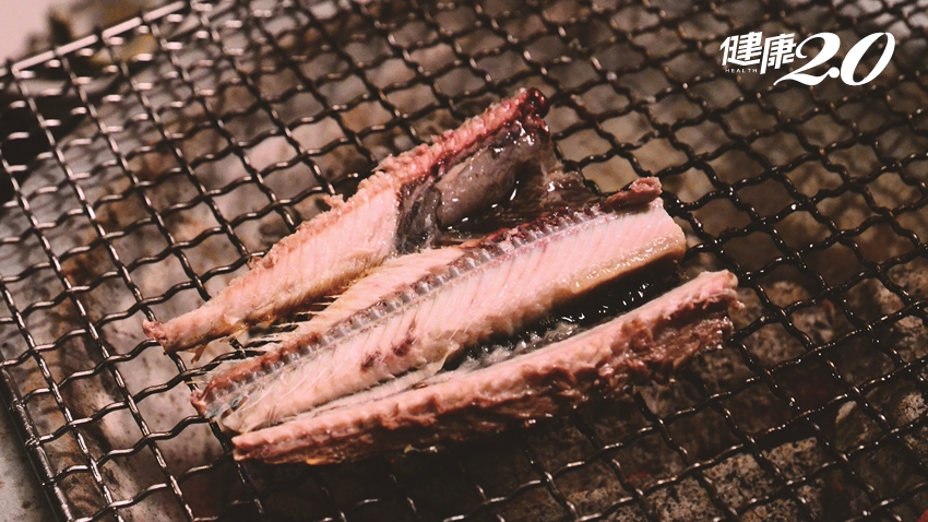 「秋刀魚」護心血管、防貧血！這樣烤最健康 ４種人要小心吃