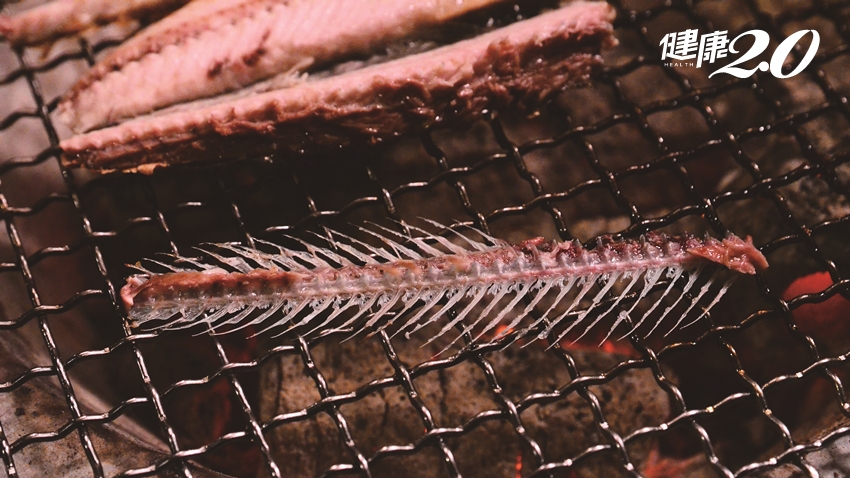 「秋刀魚」護心血管、防貧血！這樣烤最健康 ４種人要小心吃