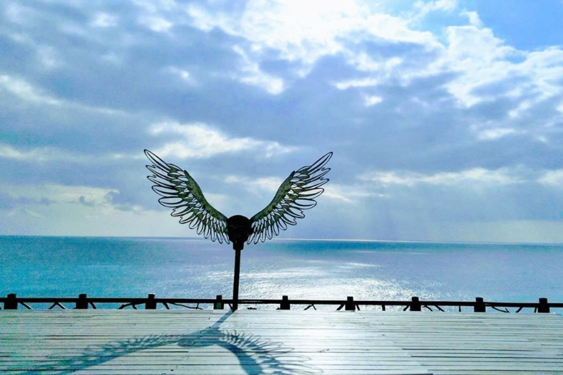 中秋連假就到台東！3公尺的天使翅膀，配上超美海岸線，完全就是天使下凡