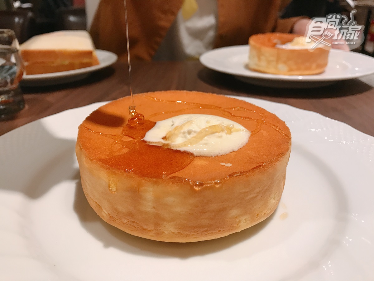 甜點控暴動！日本「星乃珈琲店」來台開幕，超夯「三指厚舒芙蕾」這4天免費吃