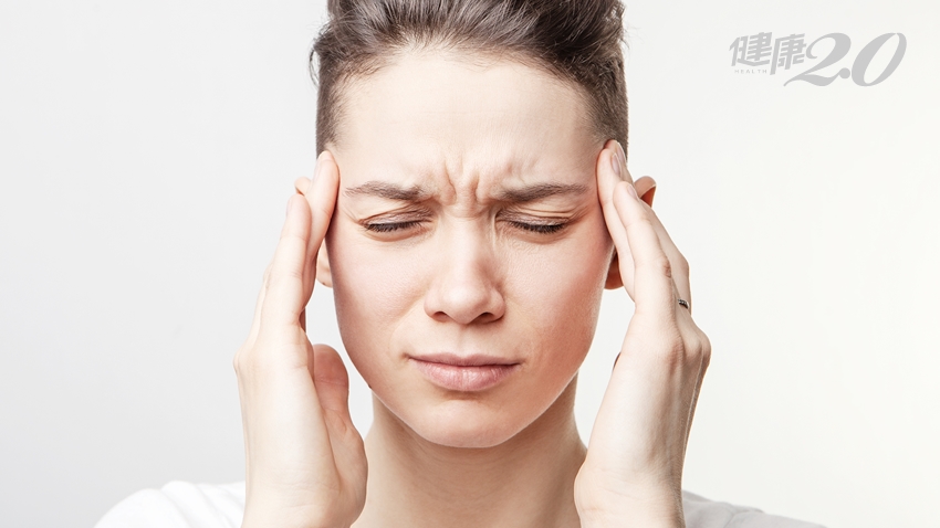 頭痛可能會「傷腦」！研究發現：經常偏頭痛，恐增加失智風險