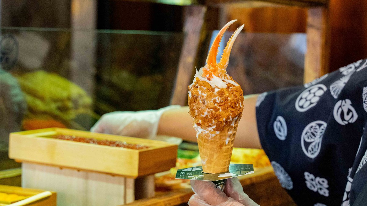 這口味有點嚇人！松葉蟹、鮭魚卵為什麼會在霜淇淋上？竟還有芥末、炸蝦