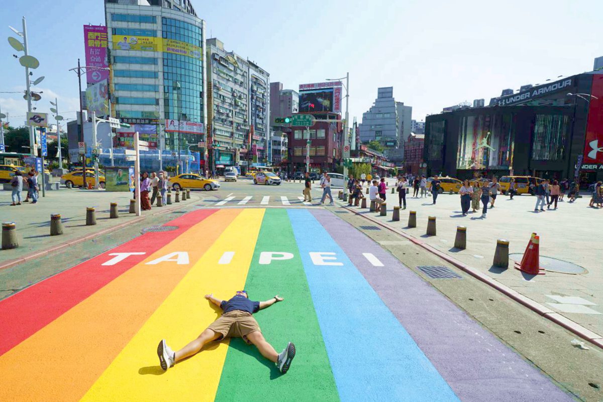 出發拍彩虹！最新打卡點13.2公尺「彩虹地景」現身西門，網讚：真的很感動