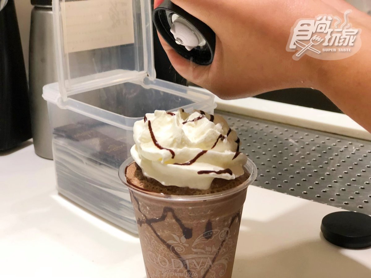減肥計畫取消！GODIVA限定「焦糖海鹽巧克力霜淇淋」+喝「海鹽巧克力冰沙」