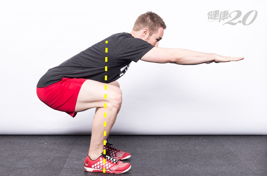 體能專家教你練對「深蹲」！增強下半身肌力，老了腿有力