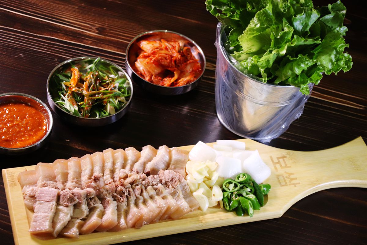 豬骨熬12小時！韓國釜山「豬肉湯飯」高雄吃得到，5碟小菜自己加