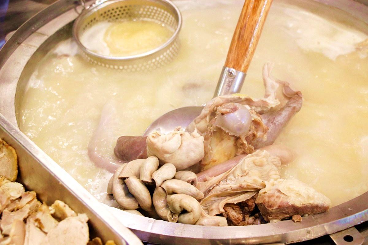 豬骨熬12小時！韓國釜山「豬肉湯飯」高雄吃得到，5碟小菜自己加