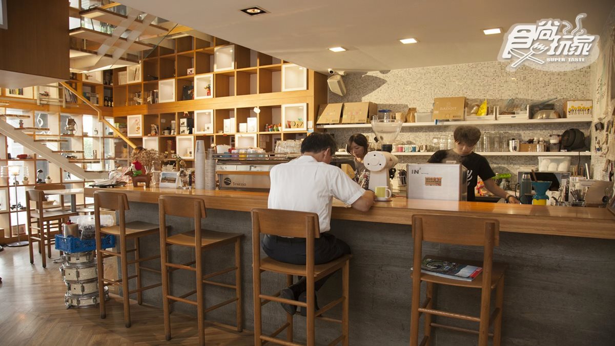 IG洗版！台中6間美拍咖啡廳：藍色工業風、咖啡軍火庫、日系木質調