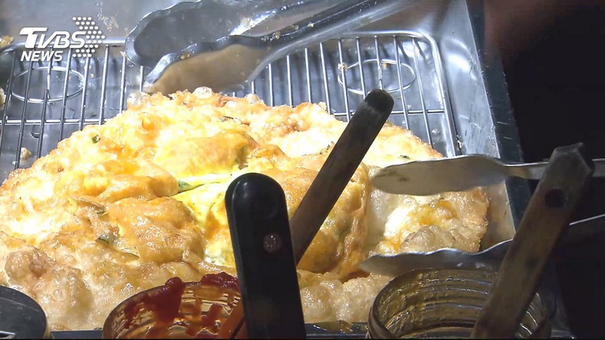 寧夏夜市月氏激蛋蔥油餅，剛起鍋的炸蛋蔥油餅，看起來十分的誘人可口。