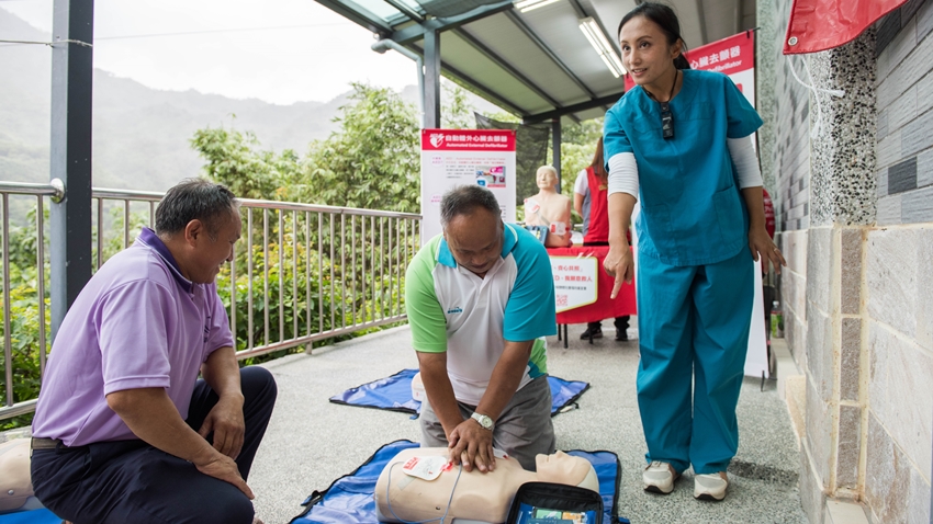 「有人倒下～你敢救嗎」！最強AED團隊攜手美女急診醫師，前進偏鄉教CPR