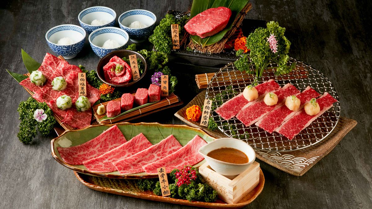 老乾杯和牛拼盤700有找，加152元吃得到牛排，和牛壽司竟還加魚子醬！ 